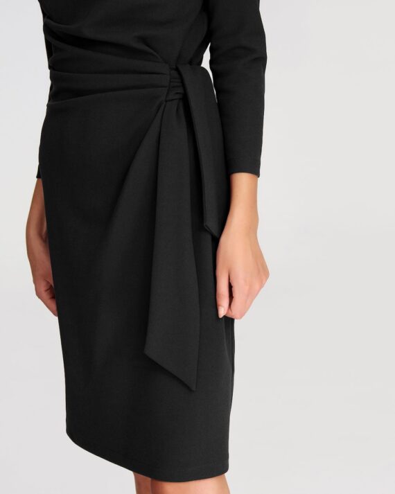 elastyczna czarna sukienka z paskiem