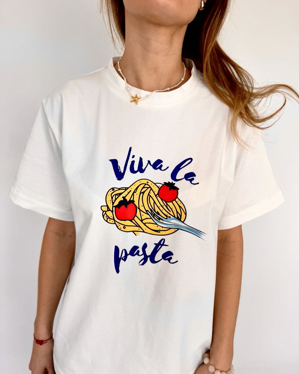 Biały damski T-shirt z nadrukiem - napis "Viva la pasta" i makaron z pomidorami. Przód na modelce.