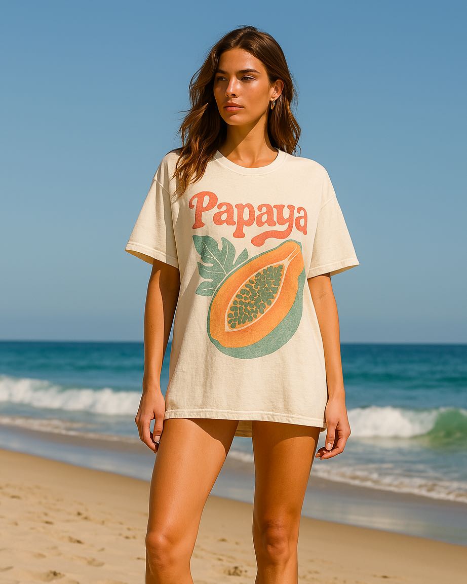 T-shirt damski z nadrukiem vintage Papaya na modelce na plaży