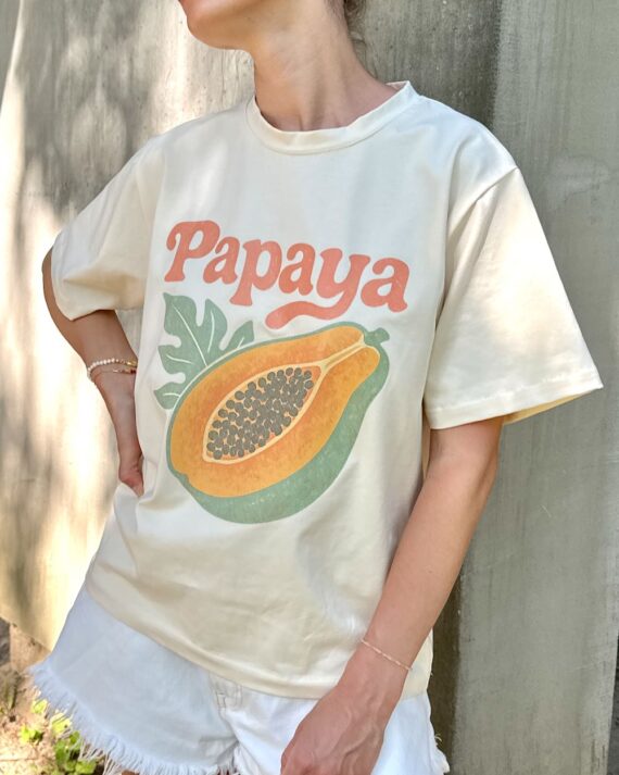 T-shirt ecru damski z nadrukiem vintage Papaya na modelce - przód