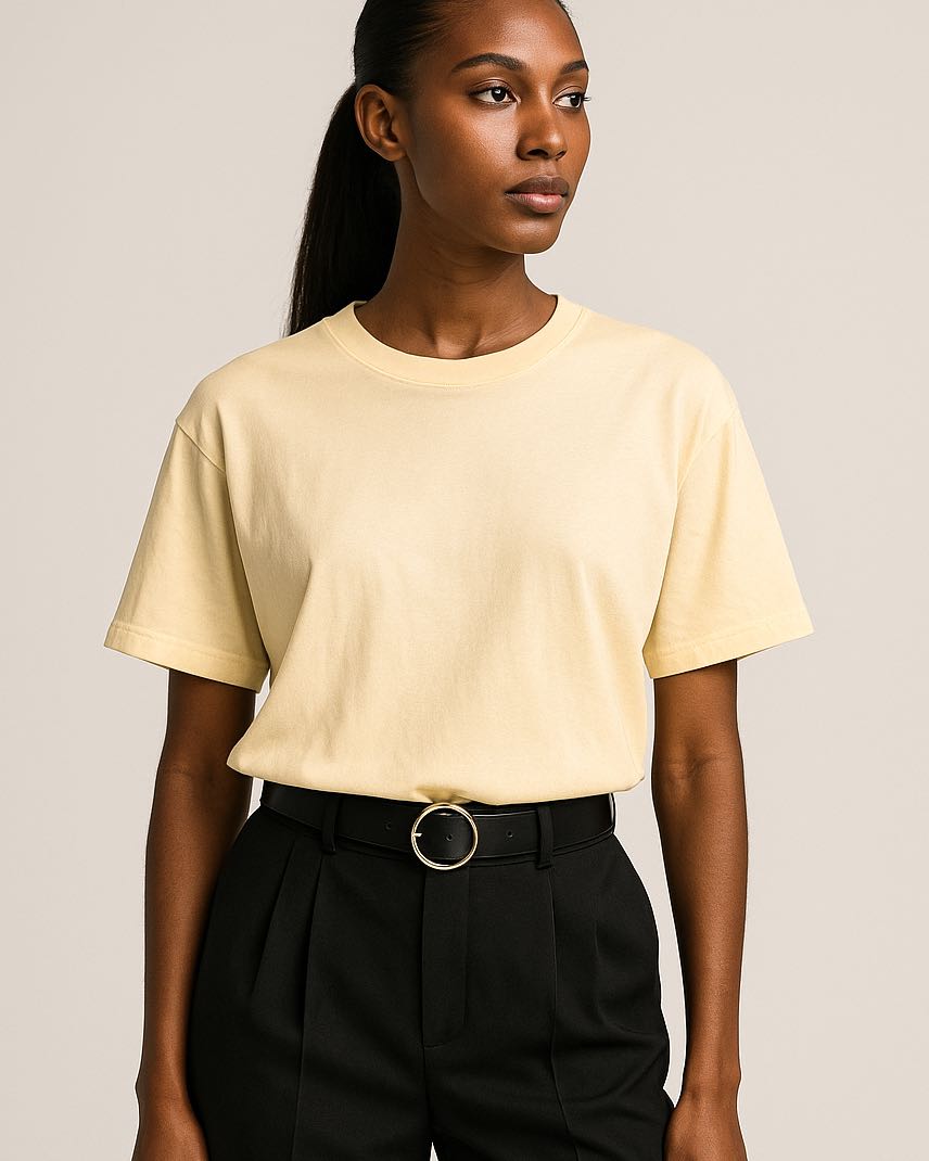 Bawełniany t-shirt ecru na modelce - przód.