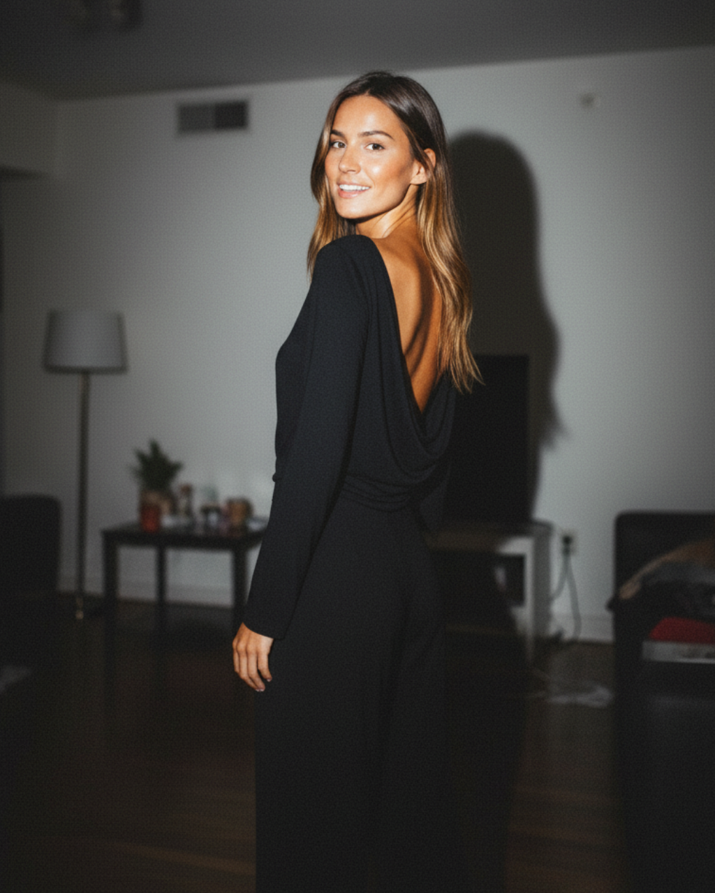 Modelka w czarnej bluzce Siena marki Palau55 w stylizacji wieczorowej, zdjęcie w modnym stylu flash photography.